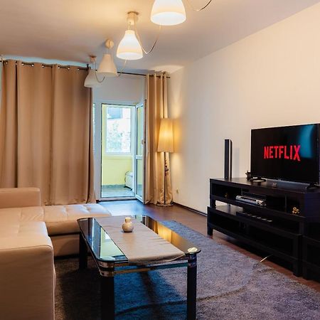 Comfy Apartment With Private Parking And Netflix Bucureşti Ngoại thất bức ảnh