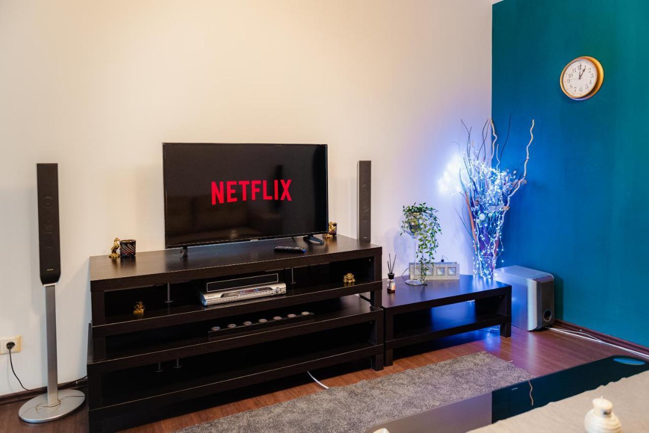 Comfy Apartment With Private Parking And Netflix Bucureşti Ngoại thất bức ảnh