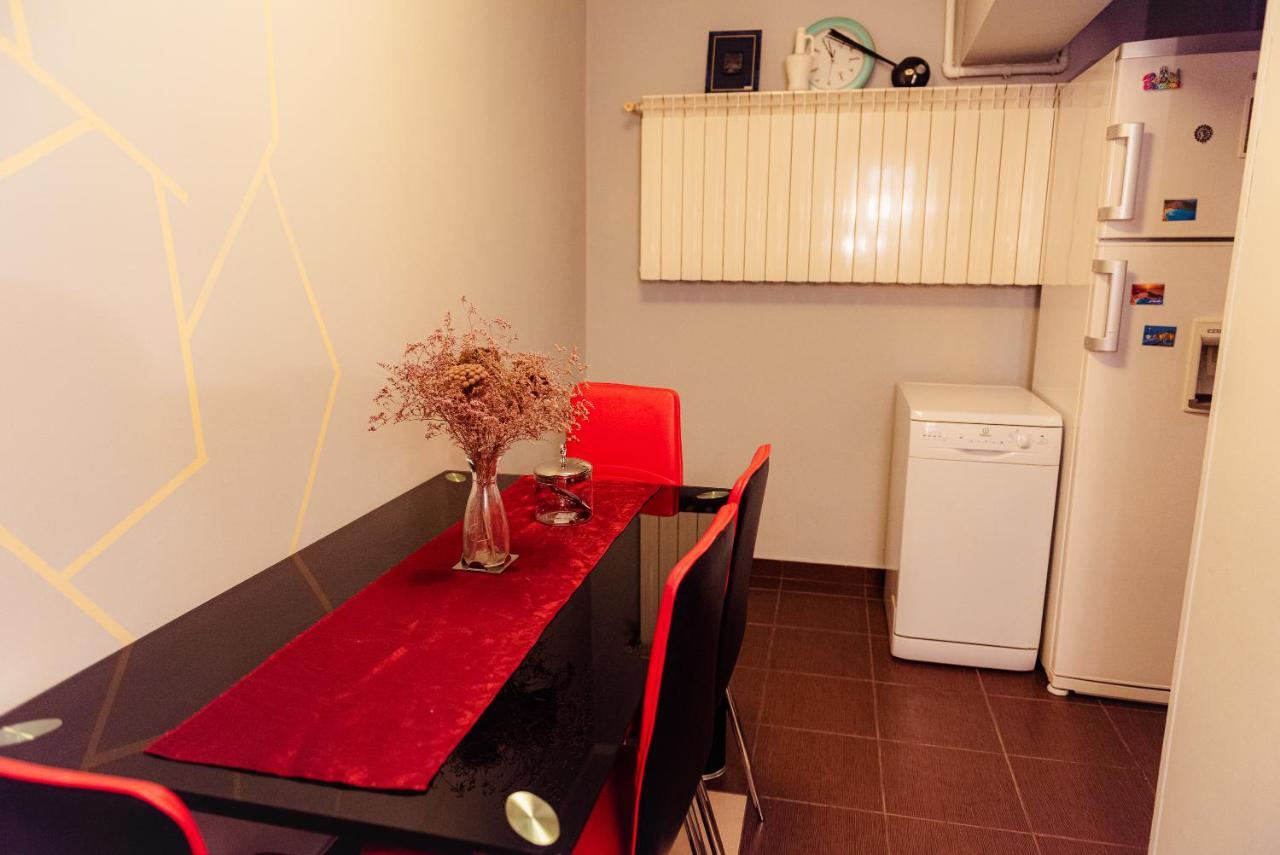 Comfy Apartment With Private Parking And Netflix Bucureşti Ngoại thất bức ảnh